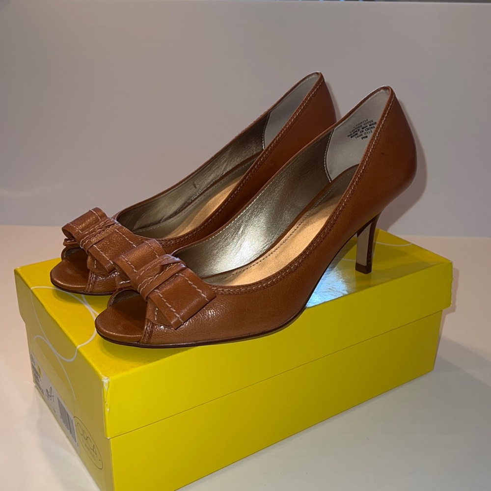 Womens size 9 1/2 tan leather heel with bow detail.